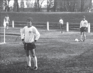 Zwischen 1973 – 1978 nahm Jörg "Bauer" Schwarz an zusammen mit Spielern wie Armin Veh (rechts auf dem Bild),, Roland Dickgießer, Michael Blättel oder Eike Immel zu Sichtungslehrgängen des DFB eingeladen.