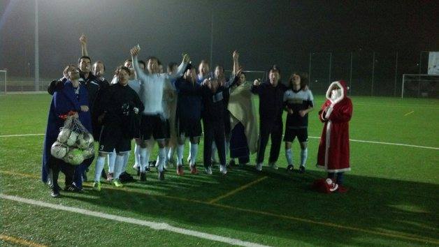 Überrascht von Nikoläusin Moni feiern unsere Jungs einen krönenden Jahresabschluss mit dem 6:2 gegen den SV Losheim.