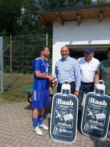 Sponsor Dik Klein (Ha-Ra) gratuliert dem Sieger Ursapharm.